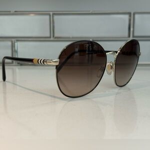 Burberry 3094 Sunglasses Excellent condition like new